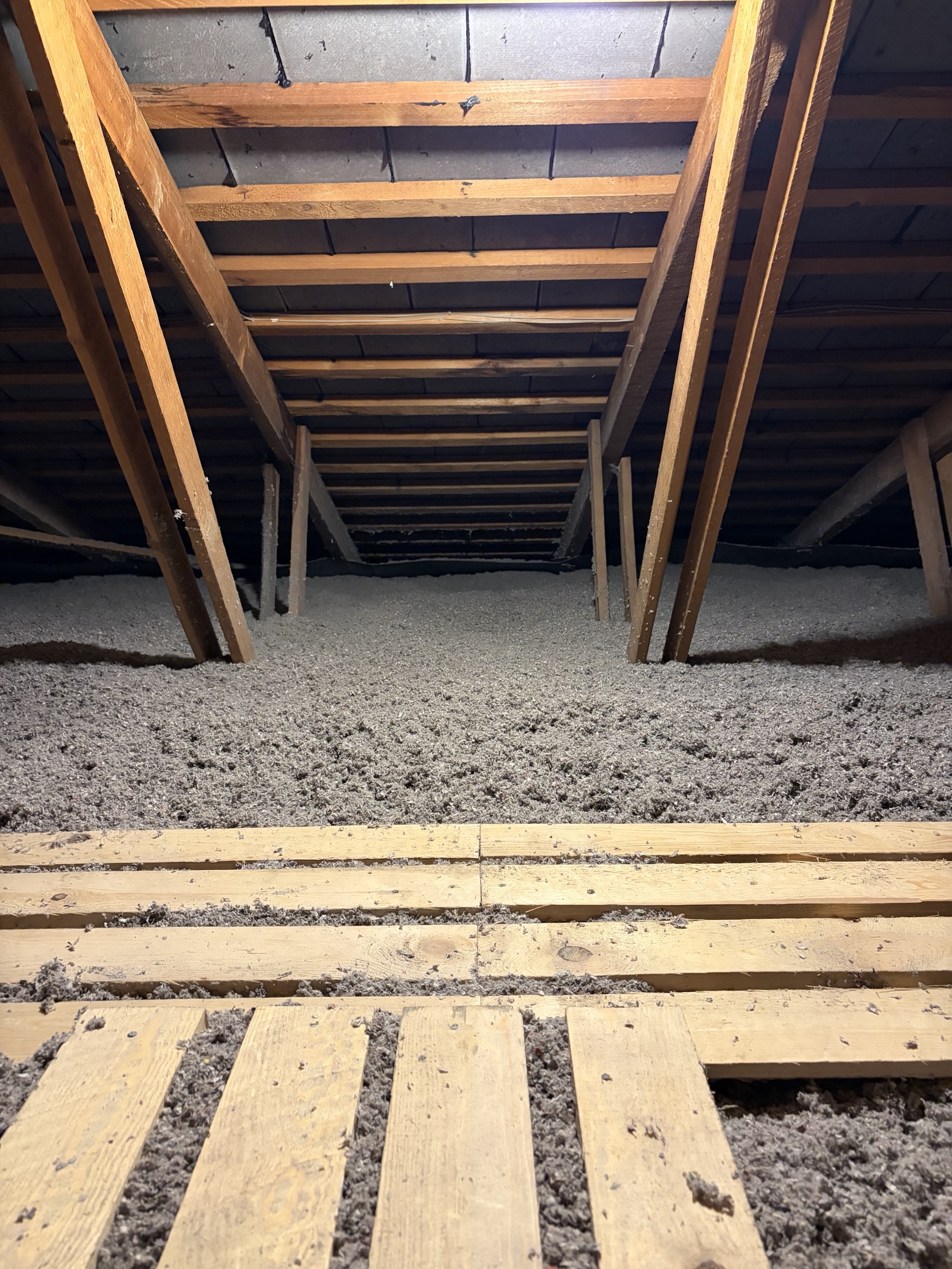 Efterisoleret loft med fri ventilation langs tagfoden